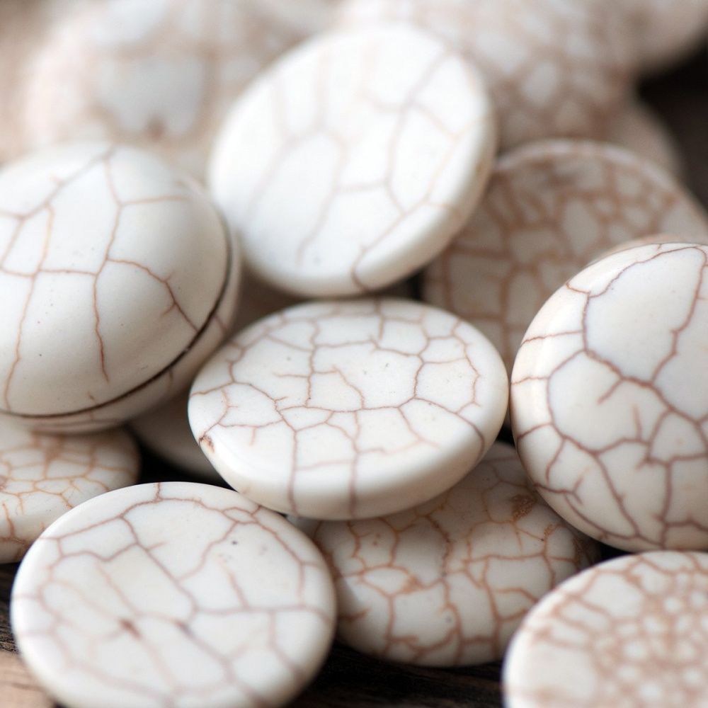 кабошон бирюза синтетическая, круглый, цвет античный белый, 20x7 мм