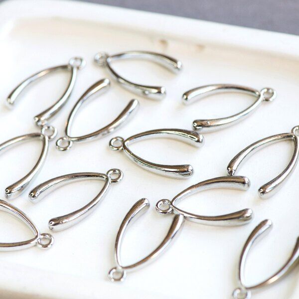 подвеска металлическая "косточка удачи", цвет платина, 24x15x4 мм