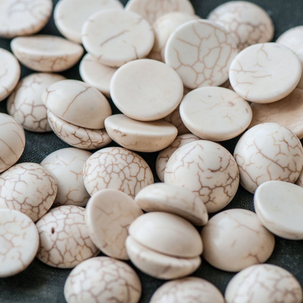 кабошон бирюза синтетическая, круглый, цвет античный белый, 16x5 мм