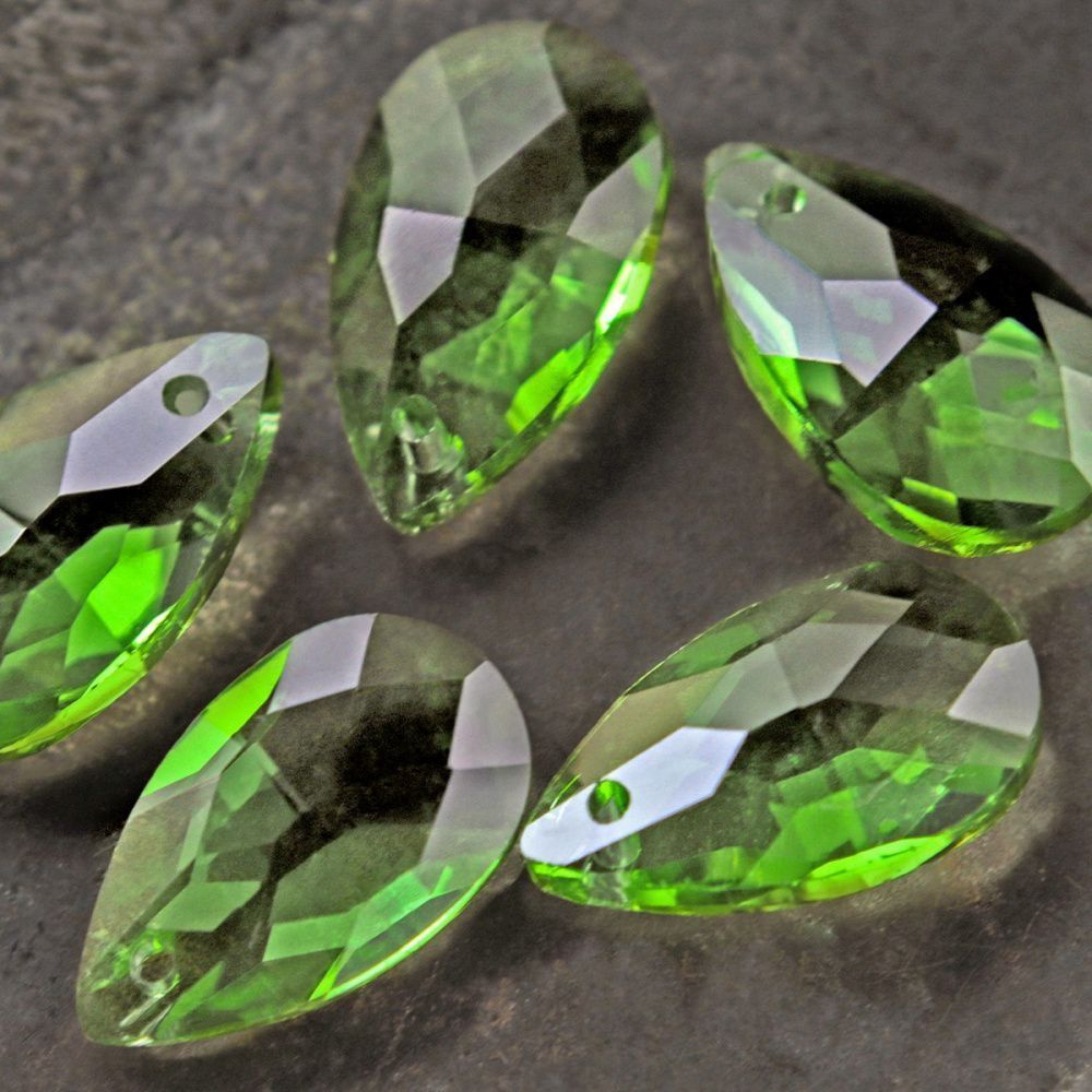 подвеска стеклянная "капля", граненая, цвет зеленый, 22х13 мм