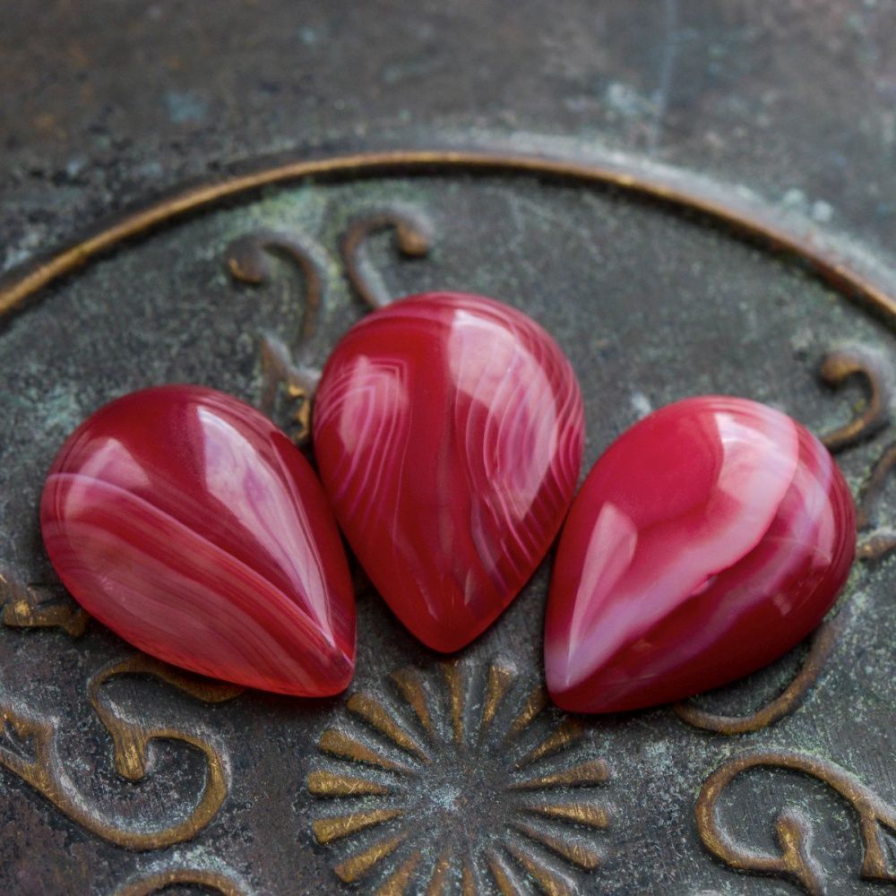 кабошон агат каплевидный, полосатый, цвет малиновый, 25x18x6-7 мм