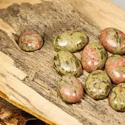 Кабошон унакит овальный, натуральные тона, 25х18х7 мм