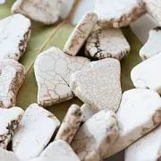 (ИМ) Бусина говлит (хаулит), срез камня, колорир., цвет античный белый, размерный микс