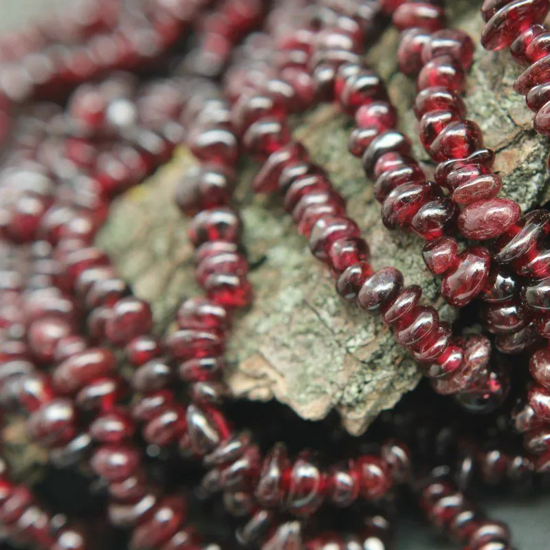 бусина гранат осколки, цвет гранатовый (уп.20 г)