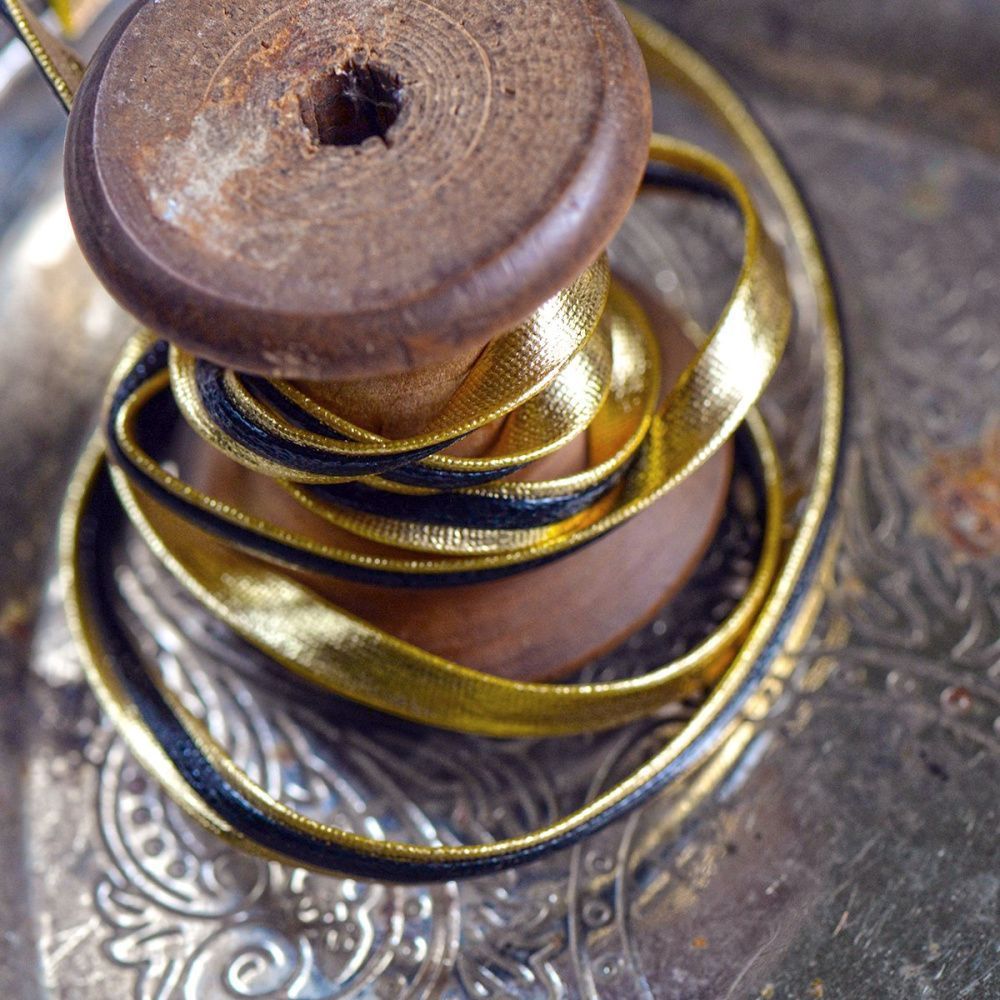 шнур, имитация кожи, плоский, цвет черный/золото, 5х1 мм