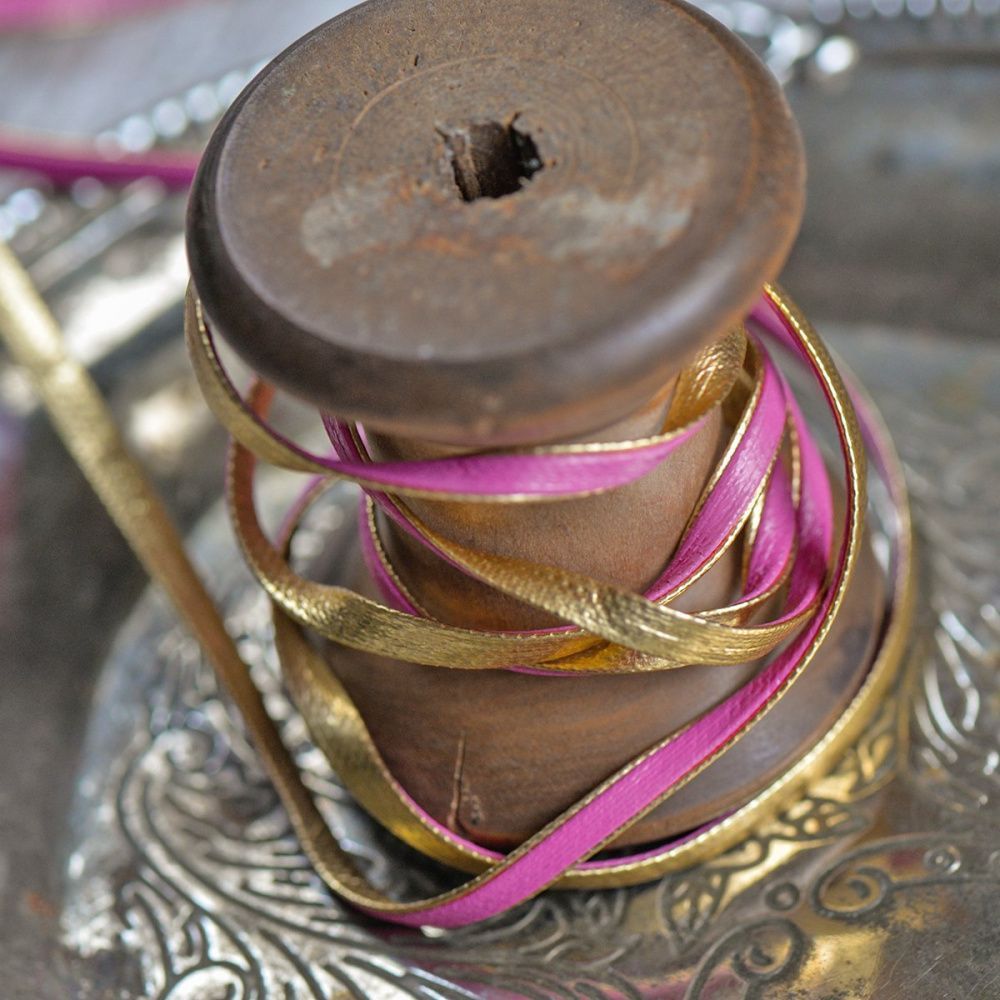 шнур, имитация кожи, плоский, цвет малиновый/золото, 3х1 мм