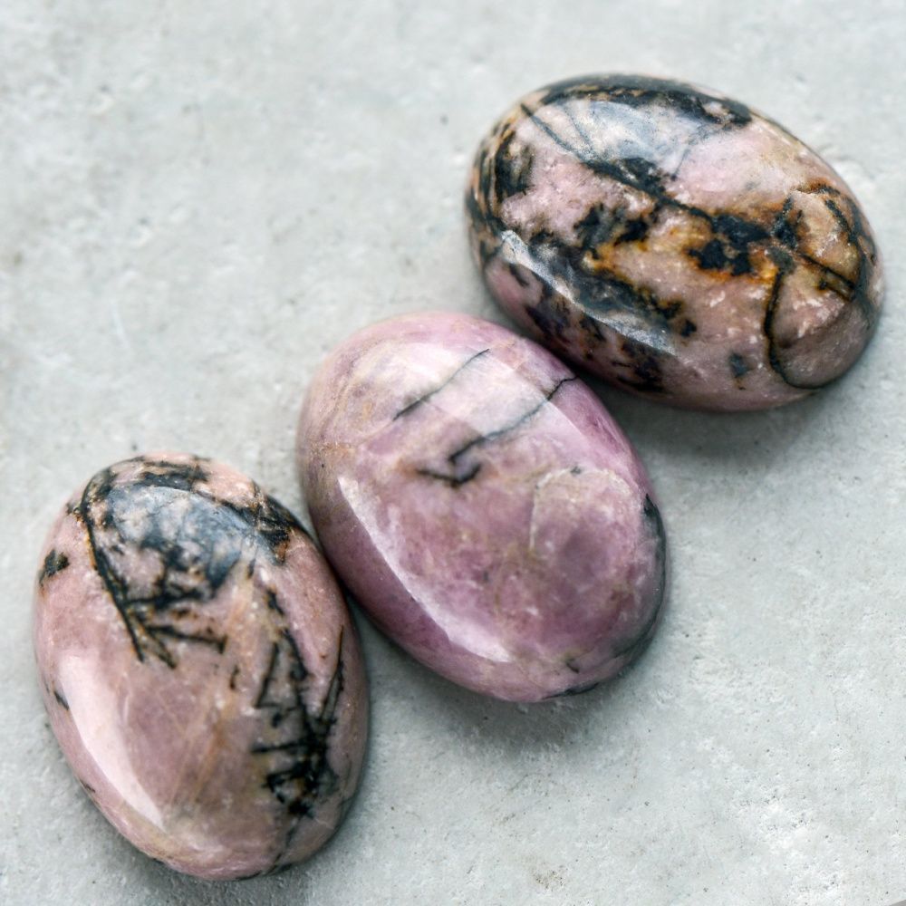 кабошон родонит овальный, цвет черно-розовый, 18х13х6 мм