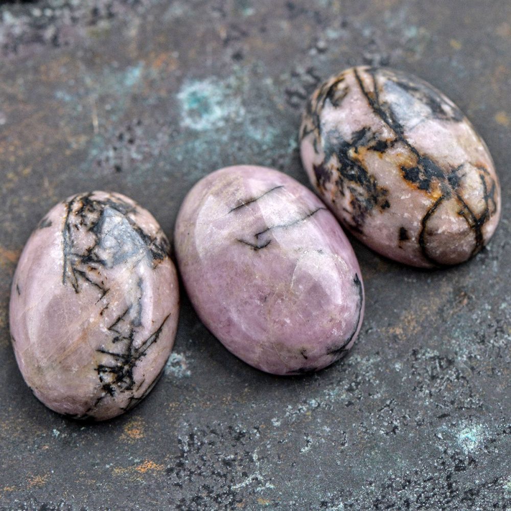 кабошон родонит овальный, цвет черно-розовый, 18х13х6 мм