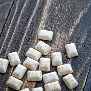 Кабошон бирюза синтетическая, прямоугольный, цвет античный белый, 14x10x6 мм
