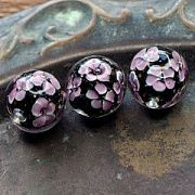 Бусина, Лэмпворк "Цветочная поляна", стекло, цвет черный/я.розовый, 19-20 мм
