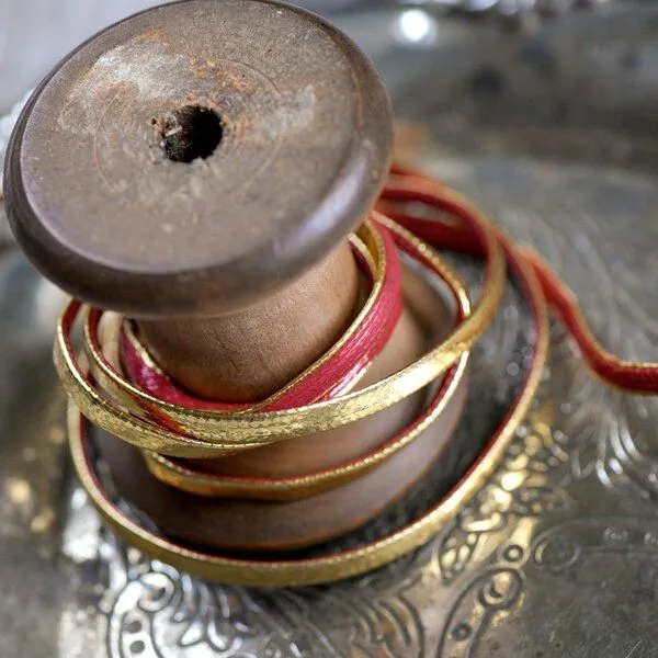 шнур, имитация кожи, плоский, цвет красный/золото, 3х1 мм