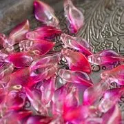 Подвеска стеклянная "Кала", цвет прозрачный/малиновый, 20x10.5x6 мм